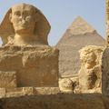 Le Sphinx et une pyramide